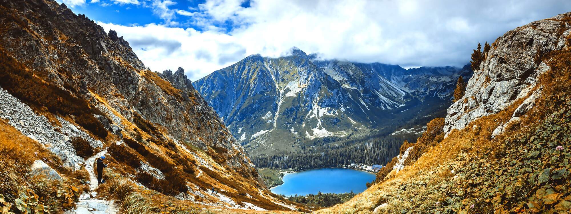 Der herrliche Panoramablick auf den kristallklaren Bergsee Strbske Pleso mit der maechtig schneebedeckte Tatra im Hinergrund - Slowakei